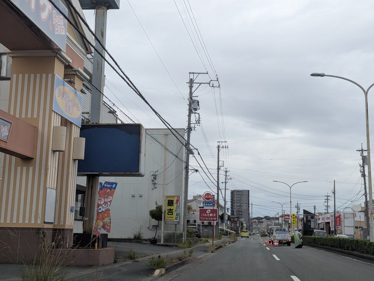 kakohawhite's tweet photo. 浜松基地にブルーインパルスをお迎えに行って来ました！

2回肉眼レフ

＃浜松基地
＃ブルーインパルス
＃飛行機好きと繋がりたい
＃komeチャレンジ
＃老眼 https://t.co/RYJbFKBIou