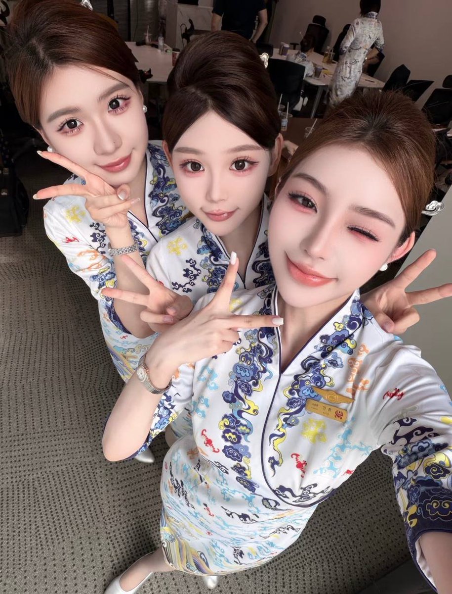 teresa72si9's tweet photo. 海航姐妹花，私下其实也很反差

第一次玩X，希望在这里能够得到大家的喜欢和认可。谢谢！ https://t.co/CT6QUpyAbn