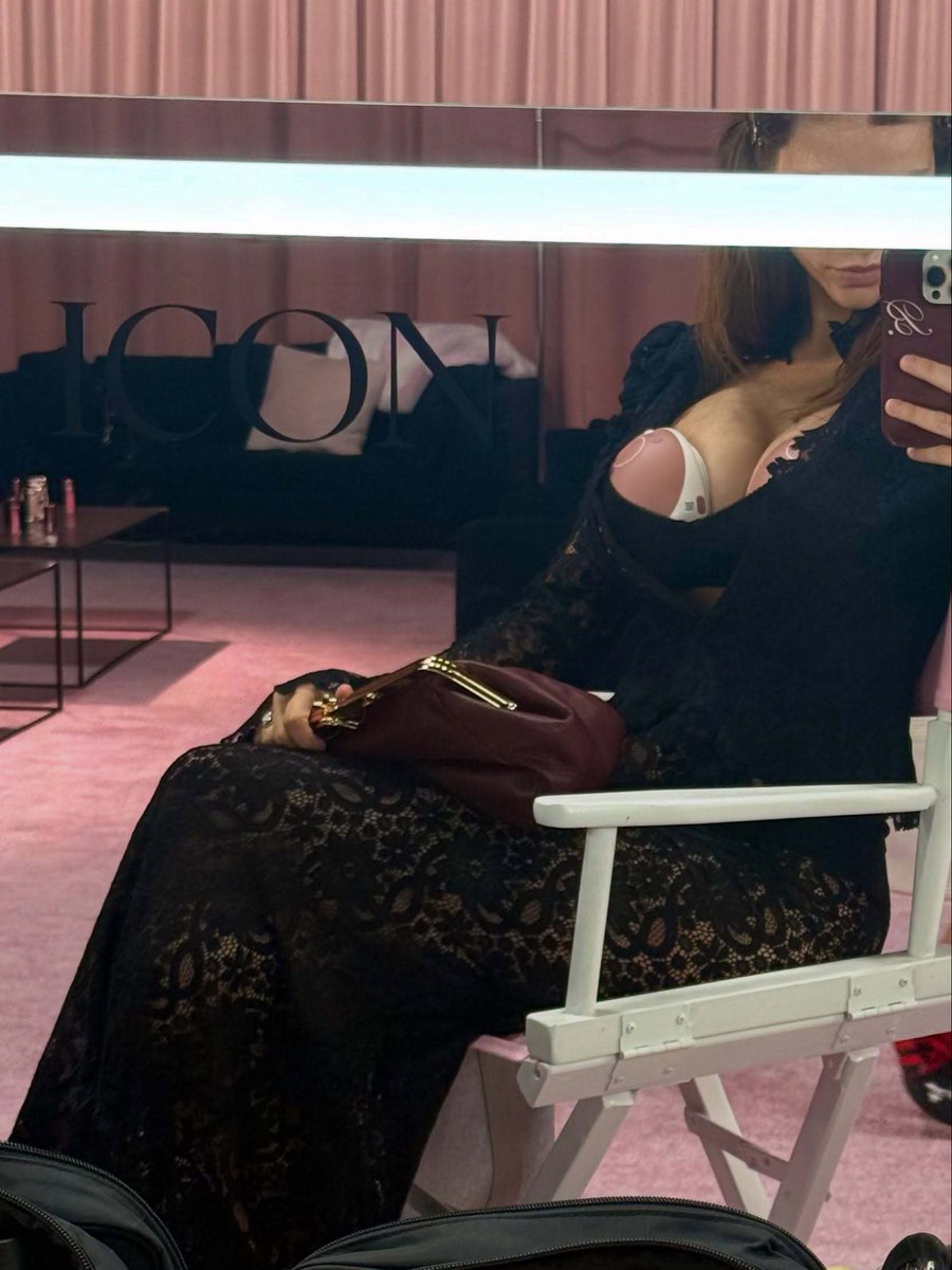 onedio's tweet photo. Barbara Palvin, anne olduktan sonra podyuma dönüşünün ardından anneliğin görünmeyen yüzünü anlattı:

"İşe geri dönmek, yapabildiğim için şanslı olduğum bir tercihti. Bu fırsat için çok minnettar olsam da bu seçeneğe sahip olmayan tüm anneleri düşünmeden edemiyorum. ABD’de pek çok kadının doğumdan yalnızca 6-8 hafta sonra, çoğu zaman ücretli doğum izni bile olmadan işe dönmesi bekleniyor. Anneler daha fazla zamanı, daha fazla desteği ve daha fazla seçeneği hak ediyor.

Özellikle söylemek istediğim bir şey var: Her annenin doğum sonrası yolculuğu farklıdır ve hiçbirimiz kendimizi başkalarıyla kıyaslama ihtiyacı hissetmemeliyiz. Podyumda gördüğünüz kişi, özenle hazırlanmış hâlimdi; ancak günlük hayattaki doğum sonrası gerçekliğim bundan çok farklı. Bazı günler yalnızca duş almaya zaman bulmak ya da oturup huzur içinde bir öğün yemek bile büyük bir başarı gibi geliyor. Ve bu da kutlanmayı hak ediyor.

Çünkü ister podyumda yürüyelim, ister işe geri dönelim ya da sadece bir uykusuz geceyi daha atlatmaya çalışalım, hepimizin inanılmaz bir ortak noktası var: Bir mucize yarattık. Ve bu bile tek başına kutlanmayı hak ediyor.

Annelik zor, güzel, dağınık, duygusal ve her şeye rağmen buna fazlasıyla değer."