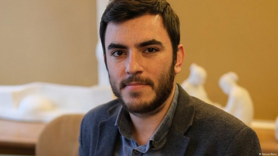 ankaragaztecisi's tweet photo. Gazeteci İsmail Arı, tutuklandıktan sonra Sincan 2 Nolu L Tipi Kapalı Ceza İnfaz Kurumu'nda daha önce 75 gün kaldığı aynı koğuşa (A10) konuldu. Koğuşa girdiğinde o dönem tutuklu olan bazı arkadaşları yine oradaydı. Avukatıyla görüşen İsmail Arı, 28 kişilik koğuşta şu an 62 kişi olduğunu ve yine yerde yattığını bildirdi. İlk tutukluluk sürecinde koğuş mevcudu 54'tü.