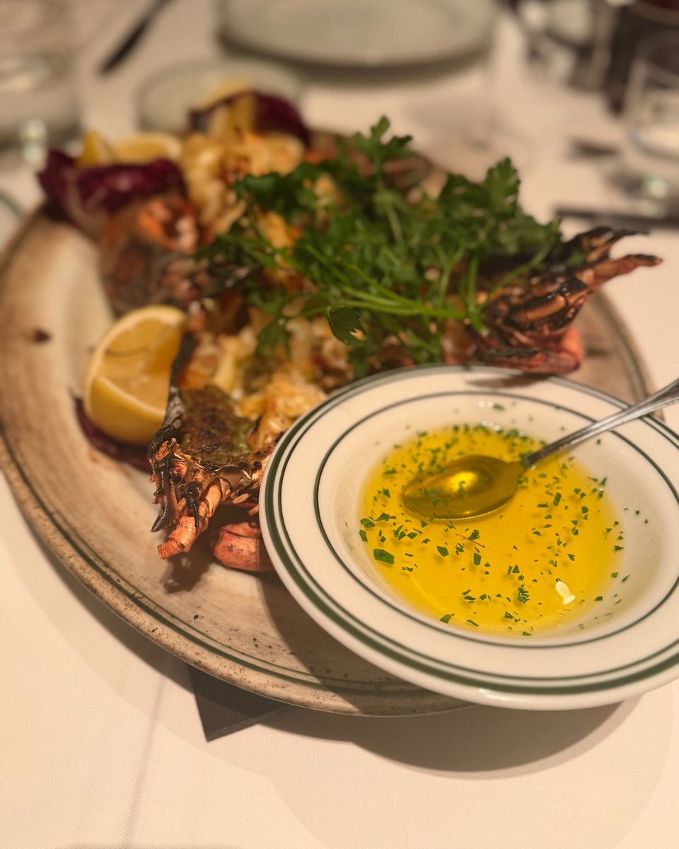 v0archive_stdio's tweet photo. おつかれさまでブイ✌ 飯テロです。
1枚目、ハサミに緑の輪ゴム。ミュート中のロブスターです。
2枚目は、心の準備をしてから見てください。
ミュートは解除しないまま、焼き上がりました。中の人の休日のごちそう。今週もおつかれさまでした
#V0Archive #企業公式がお疲れ様を言い合う https://t.co/5xg59emlpe