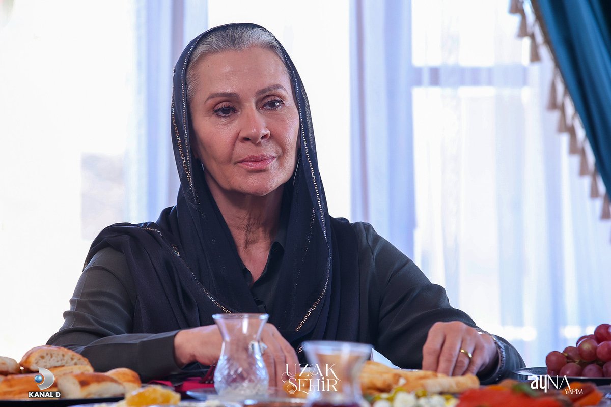 Uzaksehirdizi's tweet photo. 70. bölümün ilk set kareleri sizlerle. 🪁📸
 
#UzakŞehir yeni bölümüyle pazartesi 20.00’de #KanalD’de!
 
@ayna_yapim @ayyapim @KanalD https://t.co/76gAvhoK8W