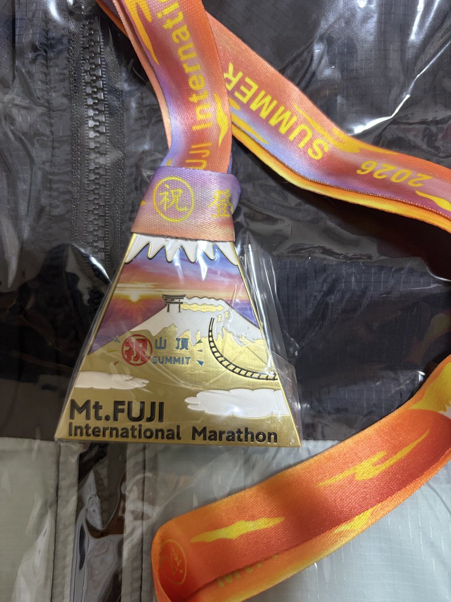 51pooh's tweet photo. 富士山マラソン2026（オンライン）夏大会の参加賞が届いた！
メダルは4つを組み合わせると富士山になるらしい。

#富士山マラソン
#夏大会
#マラソン
#オンラインマラソン https://t.co/HtcRY6uClG