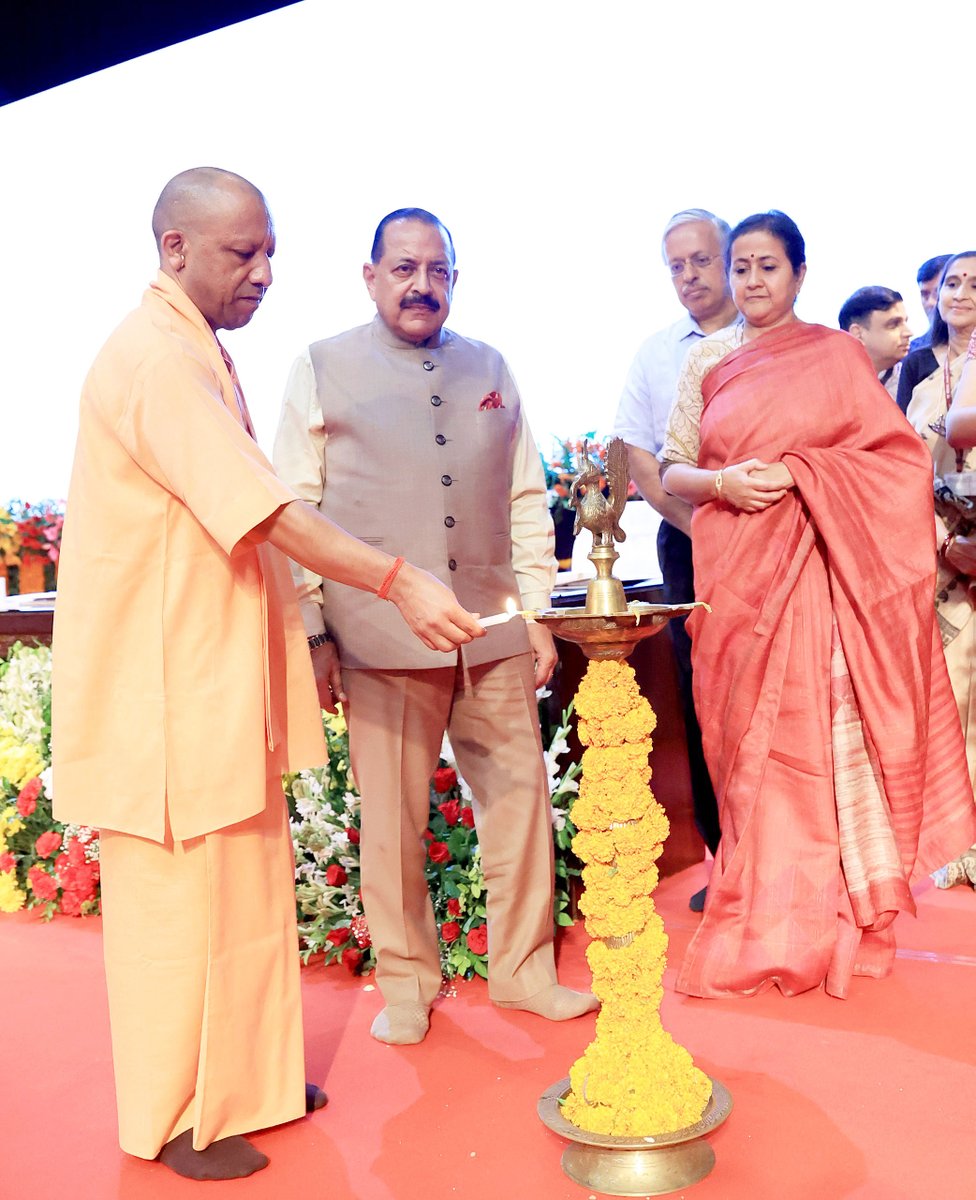 myogiadityanath's tweet photo. माननीय केंद्रीय राज्य मंत्री (स्वतंत्र प्रभार) @DrJitendraSingh जी की गरिमामयी उपस्थिति में आज लखनऊ में डॉ. राम मनोहर लोहिया उत्तर प्रदेश प्रशासन एवं प्रबंधन अकादमी तथा क्षमता विकास आयोग, भारत सरकार के संयुक्त तत्त्वावधान में आयोजित मिशन कर्मयोगी के अंतर्गत 12 राज्यों/केंद्र शासित प्रदेशों के प्रशिक्षण संस्थानों के रूपांतरण पर उत्तरी क्षेत्रीय कार्यशाला 'साधना शृंखला' का शुभारंभ किया।

साथ ही, UNNATI Capability Index तथा National Curriculum Design Framework का शुभारंभ हुआ। सरकारी कार्मिकों के प्रशिक्षण में देश में प्रथम, द्वितीय व तृतीय स्थान प्राप्त करने वाले राज्यों तथा मिशन कर्मयोगी के अंतर्गत विभिन्न श्रेणियों में बेहतर प्रदर्शन करने वाले उत्तर प्रदेश के विभागों को सम्मानित भी किया गया।

'विकसित भारत' के निर्माण हेतु बेहतर नीतियों के साथ ही उन्हें प्रभावी ढंग से लागू करने वाला सक्षम, संवेदनशील और परिणामोन्मुखी प्रशासन भी आवश्यक है। यही मिशन कर्मयोगी का संकल्प है और उत्तर प्रदेश की परिवर्तन यात्रा का आधार भी।

कार्यशाला के सफल आयोजन हेतु शुभकामनाएं।