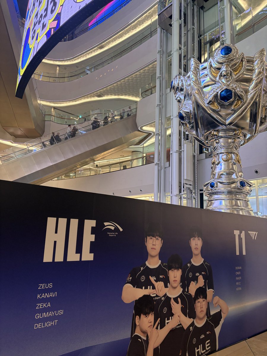 mijab07's tweet photo. 팝업왔는데 한생이있어서 ㅋㅋ 일부러 첫날왔는데도 웨이팅이 많네요 https://t.co/ZbzO1ANfrE