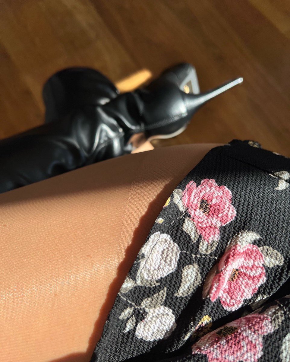 BlueStillnmnzy's tweet photo. It’s fascinating how a single visual detail can make all control vanish in a split second. 

Helplessly drawn to pure elegance. 🖤 @LadyKatarzyna2 

#BlueStillness #Surrender #Powerless #HeelAesthetic https://t.co/d8f8WhPigg