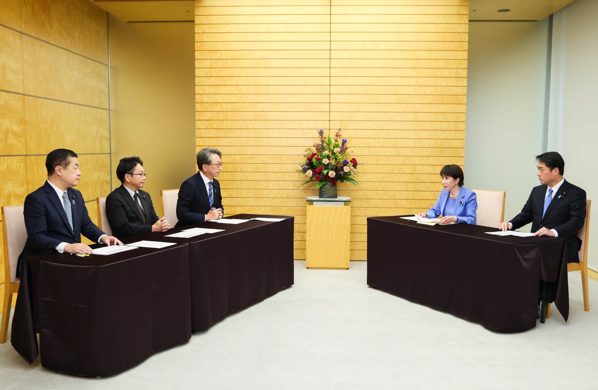 takaichi_sanae's tweet photo. 本日、「自民党 国家サイバーセキュリティ戦略本部」を代表して平本部長、大野幹事長、小森事務局長が官邸にお越しになり、『サイバーセキュリティの抜本的強化に関する提言』を頂戴しました。

国内企業を狙ったサイバー攻撃により、国民の皆様の大切な個人情報が漏洩する事案も相次いでおり、サイバー情勢は、官民を挙げて緊急で対応を要する事態にあります。

ご提言には、官邸主導で全省庁を挙げた対策を加速させることに加え、10月1日から施行された『サイバー対処能力強化法』などに基づく取組の加速など、各省庁・機関に対する具体的な個別提言が盛り込まれています。

「質・量ともに深刻化するサイバー脅威」に対し、政府においても、早急に、官邸主導で必要な体制を整備し、「国家サイバー統括室」を司令塔として、
・「国家サイバー統括室」による一元的な情報集約と情報分析
・情報分析に基づく、国民の皆様や事業者の皆様への的確な注意喚起、情報発信の実施
・『サイバー対処能力強化法』・『整備法』によって新たに導入された「アクセス・無害化措置」などの対処オプションの適時・適切な実施
など、関係省庁が一体となって取組を進め、我が国のサイバーセキュリティを強化してまいります。