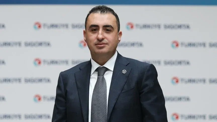gdhdijital's tweet photo. Eski BDDK Başkan Yardımcısı, eski Türkiye Cumhuriyet Merkez Bankası Başkan Yardımcısı ve Türkiye Varlık Fonu bünyesindeki Türkiye Sigorta’nın Genel Müdürü Taha Çakmak, fon soruşturması kapsamında dün gece gözaltına alındı. https://t.co/q60fTnLzpt