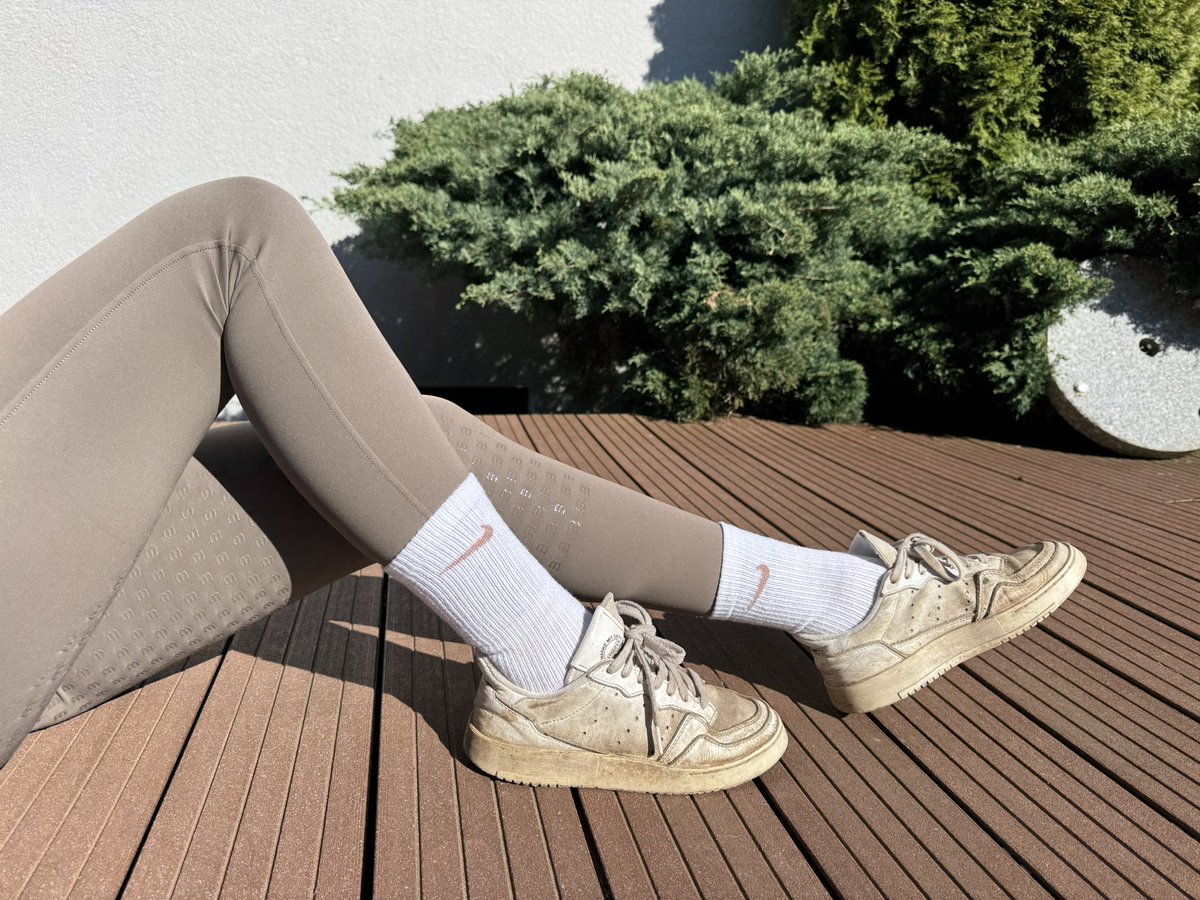 reitherrinclara's tweet photo. Meine alten verdrecken Stallsneaker - gefallen sie dir footboy? https://t.co/6HVDzOMTJV