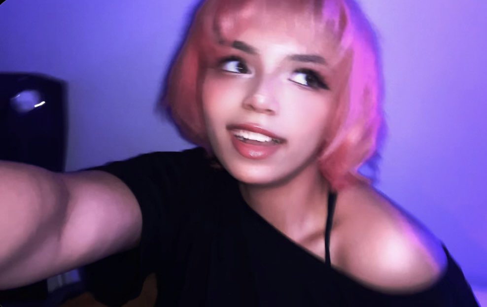 oshiiangel's tweet photo. I love being pink https://t.co/kz1qZeSHcL