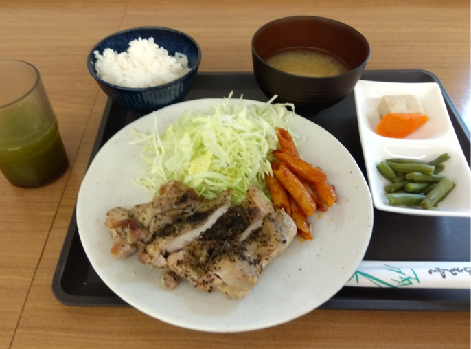 zekei_2k's tweet photo. 今日はとある庁舎の食堂で、お昼ご飯の日替わり定食を頂いた😌
庁舎の食堂は少し値段が安くていいよね☺️
でも、だいたい日替わり定食は数に限りがあり早い者勝ちなんだよね
鶏肉の香草焼きでおいしかった https://t.co/tLGQVA5gUo