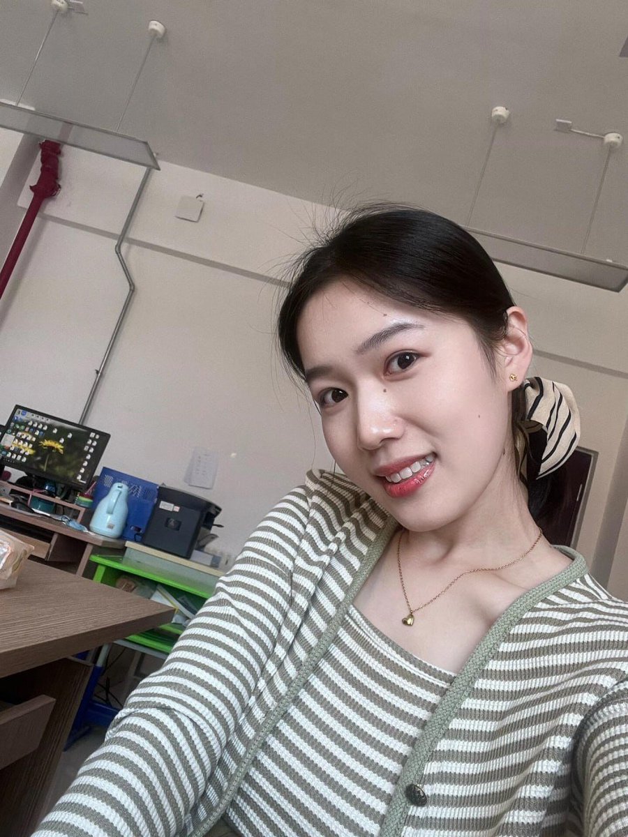 paige37ec9's tweet photo. 33岁已婚书法老师，鼓起勇气第一次在 X 发正面自拍，真心希望能收获善意与欣赏 https://t.co/HKLgyCXmqY