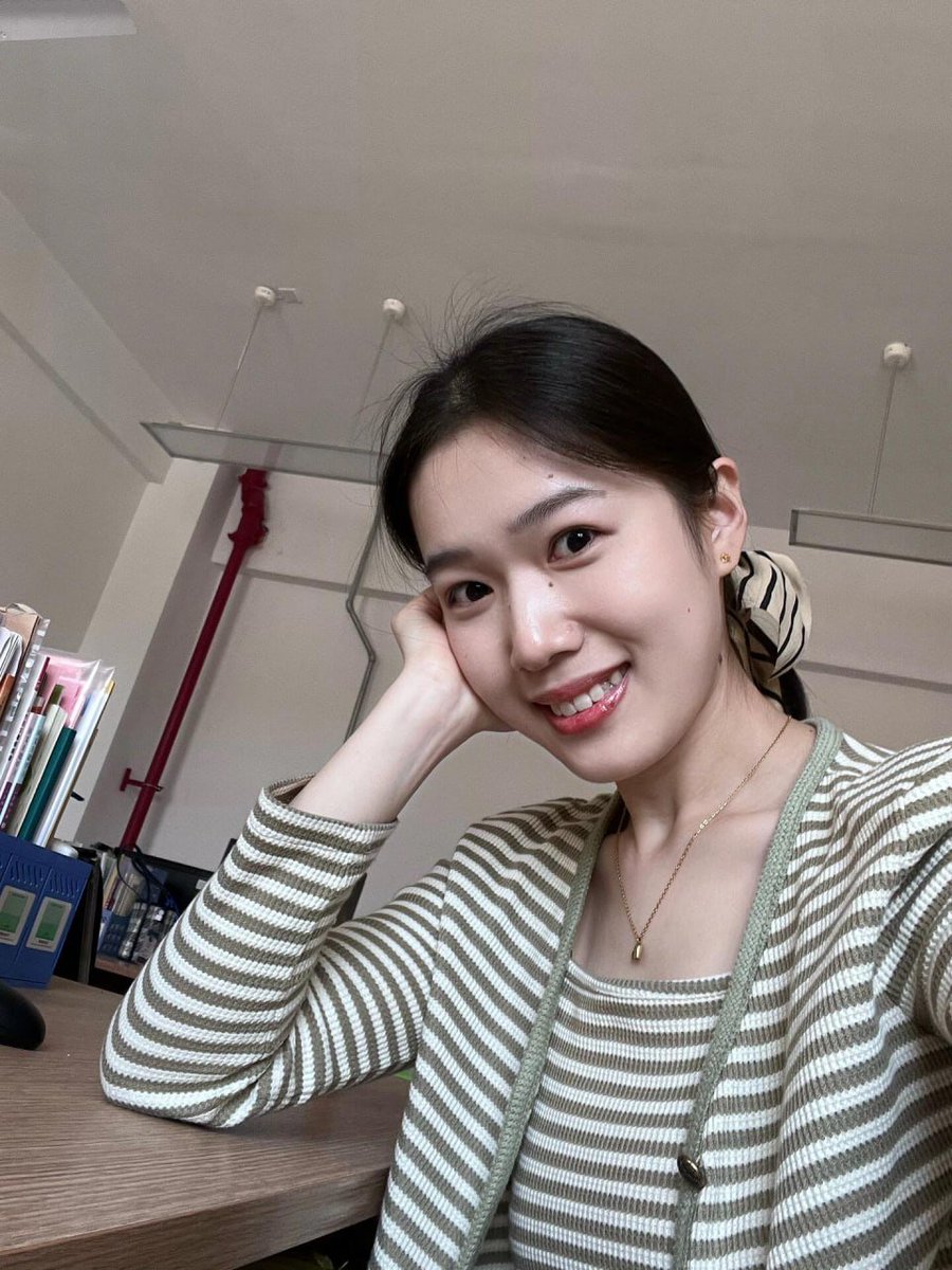 paige37ec9's tweet photo. 33岁已婚书法老师，鼓起勇气第一次在 X 发正面自拍，真心希望能收获善意与欣赏 https://t.co/HKLgyCXmqY