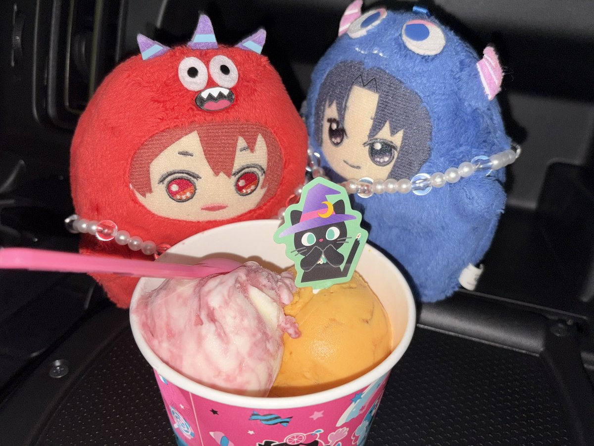mm___417's tweet photo. これは、アイスを狙い目がガチなモンりくと、そんなモンりくを見つめるモンいお https://t.co/sod6Ngxird