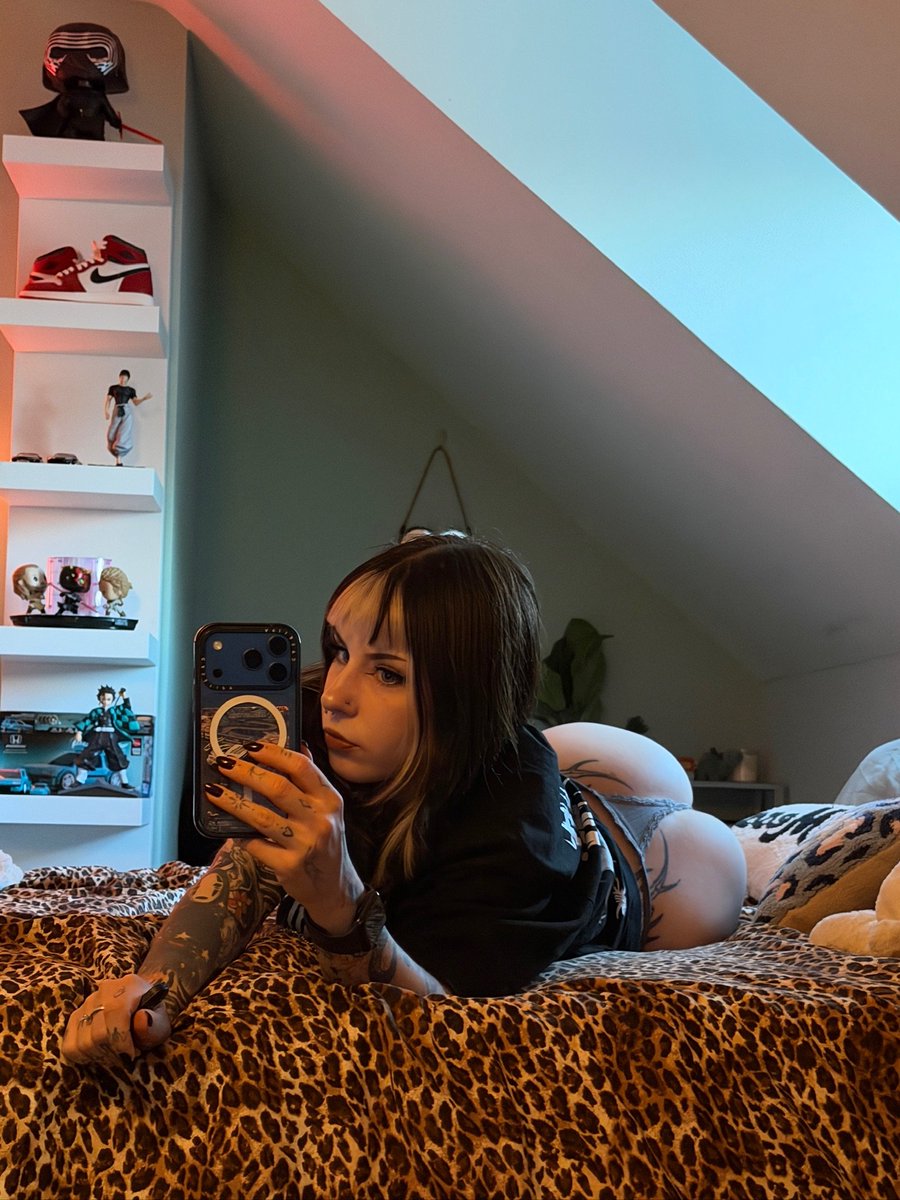 irlruee's tweet photo. who want me (seriously) https://t.co/FR8aDmIVeA