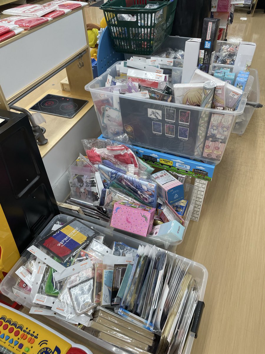 hb_koza's tweet photo. こんばんは🌙
#ホビーオフ高座渋谷店 あと一時間半ほど営業しています！
本日は #アニメ コーナーに溢れていたお品物を、入口前の #特価品 コーナーにとっっってもたくさんお出ししました😼
お宝見つけに、ホビーオフへ🎶

#高座渋谷
#ホビーオフ
#あにめぐっず https://t.co/iSXi2O8dSa