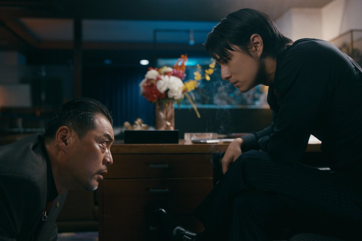 drama_anakoro's tweet photo. 🚗💨━━━━━━━━━
『 #あなたを殺す旅 Season２』😎🔫😎
　📷場面写真📷
━━━━━━━━━━💥🔫

「片岡と小田島を助けてください」

「俺が動く義理はないと言ったはずだ」

ーーーーーーーーーーー

頑なに動かない桐井と、
どうしても2人を助けたいと乞う
熊倉の人柄がよく分かるシーンでした🐻
緊張感あふれるこちらのシーン
ぜひ本編でお楽しみください✨

#対比な2人
#熊倉の忠実さが推せる
#桐井の非道ぶりもこれぞ極道の長感

■━━━━━━━━━━━▢
#FOD にて毎週木曜日20時最新話配信
https://t.co/tsyR16hm2D
▢━━━━━━━━━━━■

#アナコロ #anakoro
#遊屋慎太郎 #寺中敬輔
@k_tera0314
