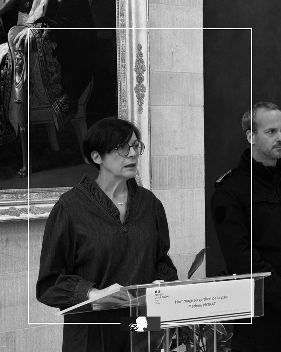 Prefet26's tweet photo. #Hommage | Au gardien de la paix Mathieu MORAT

Le 17 octobre 2026, le gardien de la paix Mathieu MORAT est décédé des suites de ses blessures après avoir été percuté par un véhicule lors d’une intervention de police sur le périphérique de Nantes.

Engagé au sein de la @PoliceNationale depuis 2024, il servait au sein de la brigade de nuit du commissariat de Saint-Herblain. Apprécié de sa hiérarchie et de ses collègues, il a perdu la vie dans l’exercice de ses fonctions, au service de la sécurité de tous.

À titre posthume, il a été nommé gardien de la paix, élevé au rang de #chevalier dans l’ordre national du Mérite et cité à l’ordre de la #Nation.

Ce vendredi 23 octobre, Marie-Aimée Gaspari, préfète de la Drôme, a lu un message d’hommage, avant qu’une minute de silence soit observée en sa mémoire.

Par ce temps de recueillement, les agents de la préfecture se sont associés à l’hommage rendu dans l’ensemble des services du @Interieur_Gouv.