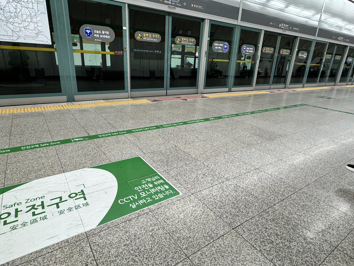 yuki7979seoul's tweet photo. ソウル地下鉄のホームにある「安全区域」。防犯カメラを多めに設置して重点的に見守っているので、深夜など何か不安に思った人はここへどうぞというエリア。調べてみたら2011年から試験導入が始まったらしい。 https://t.co/AMhHnIaQDR