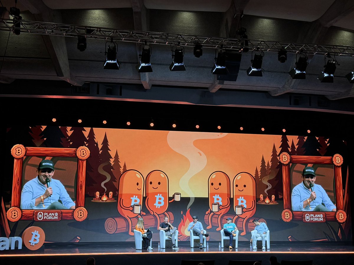 criptobastardo's tweet photo. Communities and circular economies have their spaces at @LuganoPlanB with this panel moderated by @mir_btc 

With @Bitcoinbeach @romanmartinezc Daniel R and @RunwithBitcoin https://t.co/WFlZUCB1Yt