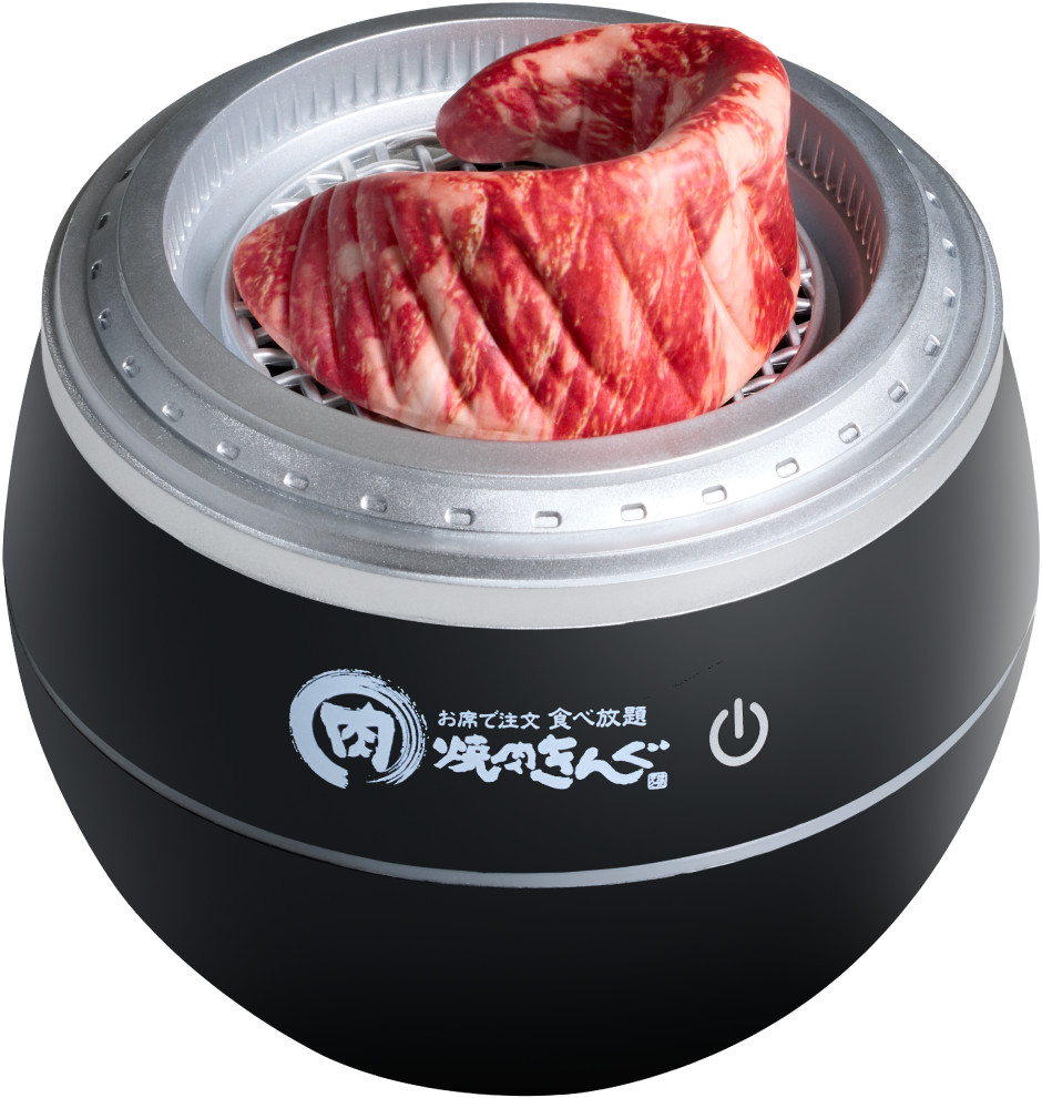 oricon's tweet photo. 「焼肉きんぐの福袋2027」発売決定🥩
6000円分クーポンなど入って税込5000円✨
 
11月4日(水)よりアプリで事前抽選受付
網のような加湿器やバッグなど(写真9枚)
https://t.co/oZ34TZAnFb
 
12月25日(金)より当選店舗にて購入可能 https://t.co/W0MaIoCA6C