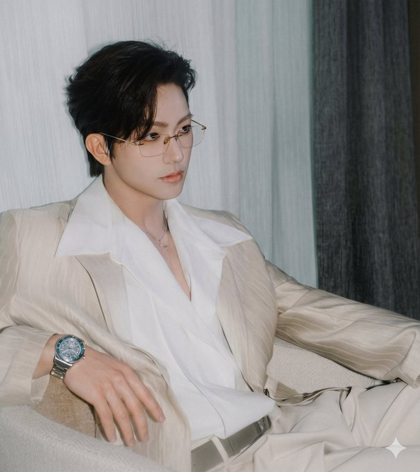 catnnrabbit's tweet photo. 도착하자마자 레오대공님 접견실에서 이러고 자기 노려봄 사나운데다 성격 난폭하단 말이 사실이었나봄 큰일이네 아빠가 3년안에는 절대이혼당하지 말랬는데.... 일단 킹스턴 자기가 와서 미안하다고 사과함 이미 사전에 다 합의되긴했지만 그래도... 근데 레오대공님 그말듣자마자 개싸늘하게 물어봄
"결혼식 안하겠다고 한 이유가 뭡니까?"