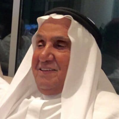 mjharbi's tweet photo. الرّاحِلُ المُقِيم..!
في رثاءِ أبي صلاح
مصلح بن عوض الردَّادِي الحربي*
محمد جبر الحربي

يـَــا رَاحِــلاً ومُقِيــــمَاً لَيْسَ يَـبْـتـَعِدُ
تَبْقَى وإنْ غَابَ عَنْ أبْصَارِنَا الجَسَدُ

مَا زِلْتَ تَأْتِي، ونُـــورُ الفَجْرِ مُنْبَعِثٌ
مِنْ بَسْــمَــةٍ كُلَّمَا أقْبَــلْتَ تَــتَّــقِدُ

أمُــدُّ كَفّــيْ إِلَى ذِكْــرَاكَ ألْمَسُـهَا
لَعَلَّ كفَّكَ في الأيّـــامِ لِــيْ سَـنَـدُ

ما زلْتُ أسمعُ في صَمْتِ الدِّيارِ صَدًى
كَأنَّ صـــــوتَكَ فيــــها طــــائرٌ غَــــــرِدُ

وللصَّبـَــــــــاحِ إذَا أَشْــرَعْتُ نافِذتِي
وَجْـهٌ لهُ لؤلؤُ الأبْـيـَــــــــــاتِ يَـنْـعَقِدُ

لمّا فقدتُ حنــــــانَ الأمِّ كنتَ أَبَــاً
وصارَ يُورِقُ في أيّامِــــيَ الرَّغَـــــدُ

فِي كَفِّكَ اتَّسَعَتْ لِلطِّـــفْلِ أجنحةٌ
مَــا عَــادَ يُثْقِلهُ.. فَقْدٌ ولا نَــكَــــــدُ

مَــا زَالَ في دَاخِلِيْ طِفْلٌ تُـؤَانِسُهُ
يَمْشِيْ إلى ظلِّكَ الحَانِي ويَسْتَنِِدُ

ما كنتَ تُعطي حنانَ القلبِ منتظرًا
شــكـرًا؛ فكانَ نَـدَاكَ الغَيْـثَ إذْ يَفِدُ

مِنْ رَفِّ مكــتبةٍ أطْلَلْتُ مُنْدَهِشَـــاً
على ســماءٍ بها الأفكارُ تحتشِــــدُ

وكلَّما اتَّسَعَتْ في الــروحِ أسئلتِي
رأيتُ وجهَكَ في المعنى الذي أَجِدُ

قرأتَ في الصَّــخرِ عُمرَ الأرضِ مُتَّئِدًا
والعِلْمُ في راحتَيْكَ المَـــــــوْجُ يَطَّرِدُ

ما بينَ عِلْمِكَ والأشـــــــــعارِ قنطرةٌ
يمضِي عليْها إلى آفَــــــــــاقِهِ الْوَلَدُ

إنْ كانَ لِيْ في سَمَاءِ الشِّعرِ فَارِعَةٌ
فمِنْ نداكَ لها الأمْــــــــــــطَارُ والبَرَدُ

ما كانَ حِلْمُكَ عــــــجزًا عن مواجهةٍ
بلْ قوَّةٌ عندَها الأحـــــــــــــقادُ تبترِدُ

تُعطِي كأنَّ الـذي أعطيْتَ مِنْ نَفَسٍ
يَسْرِي، ومَا مَسَّــــــهُ مَنٌّ ولا حَسَدُ

فَفِي بنــــــــــاتِكَ مِنْ أخلاقِكَ الأَلَقُ
وفي بَنيكَ مِنَ الإِحـــسانِ ما عَهِدُوا

هُمْ صفحةٌ من كتـــــابِ العمرِ باقيةٌ
يهدي ســناها، وفي أخلاقِهِمْ رَشَدُ

إذا ذُكِــــــــرْتَ رأيتُ الناسَ قد قَرُبُوا
كأنَّ ذِكْرَكَ بَــــــــــــابٌ كُلُّهُمْ قَصَدُوا

يا فَخْرَ (حَرْبٍٍ) وفخر الأهْلِ في وطني
يَا سَيِّداً سَيِّــــدَاً يَزْهُـــــــــــو بهِ البَلَدُ

يَا (مُصْلِحَ الحَرْبِــيْ) يَـــا أيُّهَا الْعَـــلَمُ
يا شمسُ مغــــــــــرِبُهَا إِشْرَاقَةٌ وَغَدُ

(حَرْبٌ) تُحِبُّكَ، والأيَّامُ شـــــــــاهدةٌ
بما بذلتَ، وأهلُ الفضلِ قد شَــهِدُوا

مــا مــاتَ مَنْ تـركَ الإحســــانَ متَّقدًا
في النـاسِ؛ مَنْ زرعوا أخلاقَهُمْ خَلَدوا

لكنَّ شوقيَ لا تُخـــــــفيهِ معرفتِـي
فالجرحُ يبقَى وإنْ أَسْـــــــرَرْتُ يَتَّقِدُ

أمشي وفي خطوَاتي مِنْ خُطاكَ هُدًى
وفي المســـافةِ مِنْ أنفاسِــــــكَ العَدَدُ

هَا أنتَ في ضحِكاتِ الأهْلِ مُبتسِمٌ
وفي مسامعِهِمْ هَمْسٌ ومُــــــنْفَرِدُ

والشِّعرُ يصغُرُ عَن أنْ يســـتعِيدَ يَدًا
ما زالَ يحفظُها في القَلْبِ إذْ يَــــرِدُ

ما زلـــتَ تَأتِي، وكُلُّ البُعْدِ مُنكسِرٌ
فكيْـفَ يغْرُبُ مَنْ في الرُّوحِ متَّــحِدُ

 أُُهْدِي إليـْـــكَ دُعَــاءً كلَّما انْفَتَحَتْ
كفّايَ؛ فَاضَ لهُ فِي مُهْجَتِي مَــدَدُ

يَا رَبِّ أَنْزِلْ على مَثْواهُ مَرْحَــــــمَةً
يَخْضَرُّ مِنْها ثرًى، يَا فَرْدُ يَا صَـــــمَدُ

واجعلْ لهُ مِنْ رِضَاكَ اليْومَ متَّسَعًا
تصفُو بهِ الرُّوحُ، فالسُّكْنَى بهِ أبَــدُ

واجْمَعْهُ بالأهلِ في ظِلٍّ وفي سَعةٍ
حيثُ النَّعِيمُ، فلا يشــــقَى بهِ أَحَـدُ

وفي الخِتَامِ كمـا في البـدْءِ مُفْتَـتَــحٌ
يَفْنَى الوُجُودُ.. ويَبْقَى الوَاحِــدُ الأحَدُ

*النسيب، والوالد الحبيب.

#محمد_جبر_الحربي 
#الرياض 
#المدينة_المنورة  
#حرب 
#السعودية 
https://t.co/5WJB3NDLvk