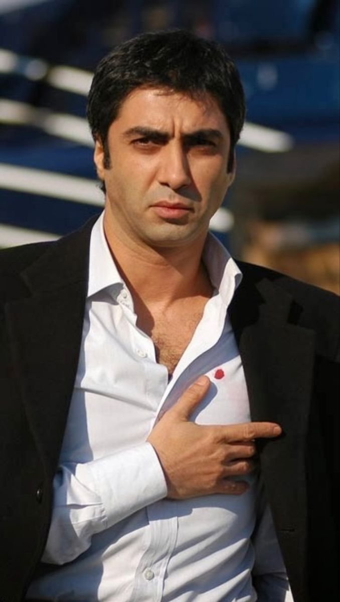Magazin_Medya07's tweet photo. Necati Şaşmaz, oyunculuk geçmişi olmadığını katıldığı programlarda kendisi de dile getirdi. Ancak bu, onun ortaya koyduğu performansın değerini azaltmaz.

Oyunculuk yalnızca eğitimle değil, yetenekle de ilgilidir. Herkes doğuştan oyuncu olmaz. Kurtlar Vadisi ise Necati Şaşmaz için adeta bir okuldu. O okulda eğitimini aldı, yüksek lisansını yaptı ve Polat Alemdar karakterine hayat vererek unutulmaz bir performans ortaya koydu.

Bugün yabancı film ve dizileri Türkçe dublajla izleyebiliyoruz. Demek ki mesele yalnızca ses veya konuşma biçimi değil, karakteri izleyiciye geçirebilmektir.

Kurtlar Vadisi'ni izlememizin en büyük sebeplerinden biri Polat Alemdar'dı. Necati Şaşmaz da bu karakterin hakkını fazlasıyla verdi.

#NecatiŞaşmaz #KurtlarVadisi #PolatAlemdar