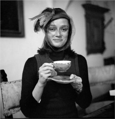 Antoni_Gelonch's tweet photo. #taldiacomavui, el 1930, nasqué a Neuilly-sur Seine Niki d Saint Phalle. Fou una escultora,pintora i cineasta francesa. Influïda pl Park Güell d Gaudí i pl Parco dei Mostri d Bomarzo,decidí q faria una cosa semblant: un parc d'escultures monumental, xò creat x una dona. I el feu https://t.co/tjKwVi3TfI