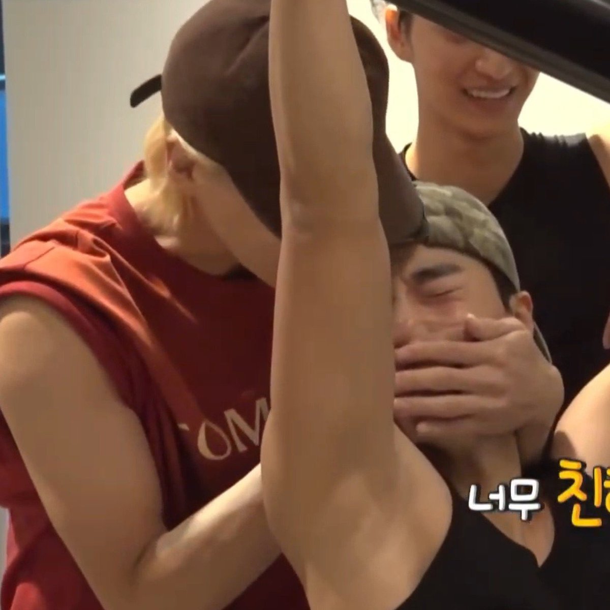 wyoongiie's tweet photo. omega dominating his alpha, how satisfying to see this https://t.co/5KjTBLuswC