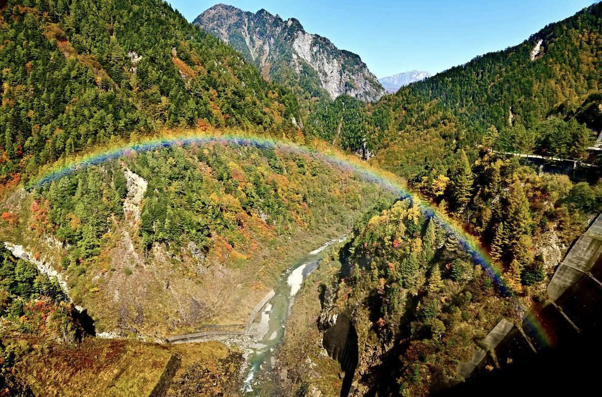 panokitotoyama's tweet photo. 黒部川に架かる虹と黒部ダム🌈✨⛰️

紅葉×虹×黒部ダム、最高ですね🥹

📸10月15日撮影 by  kazu_8384 https://t.co/q0FZxW60Z9