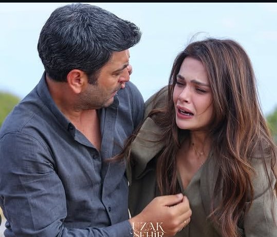 Gunde_Dur's tweet photo. @Uzaksehirdizi @ayna_yapim @ayyapim @KanalD Doktor Alya'ya stres yok denedi mi  sevgili Güle? Nedir #CihAl 'in çektiği bu çile valla bebek lastik gibi gergin doğacak, çabuk bitir şu küpeli züppe ve TİKTOKÇU olayını bebek artık Beethoven dinlesin deyil 😜 https://t.co/0G73xzDAho