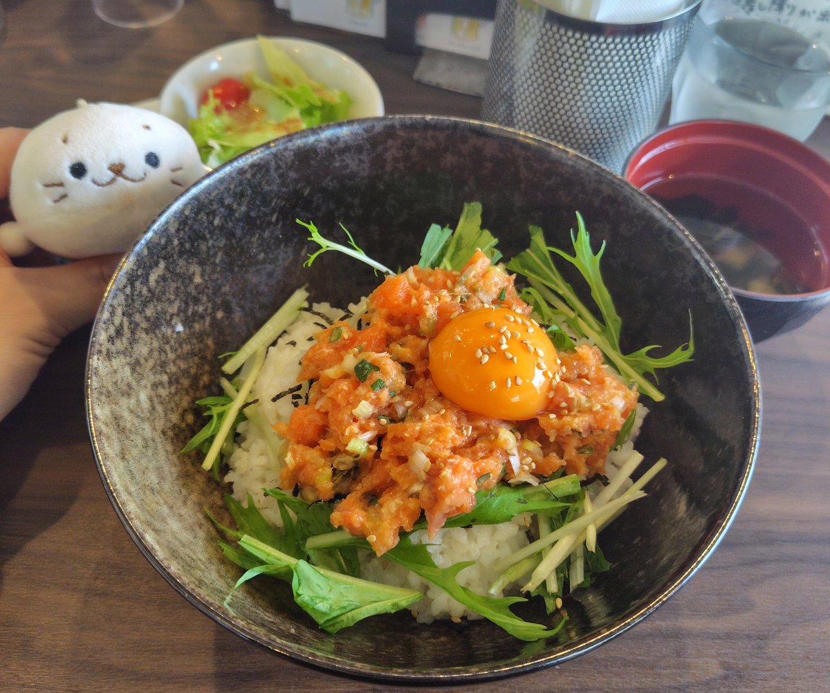 siro_st's tweet photo. 時間できたので🍯✨️
サーモンのなめろう丼大盛り🐟🍚うまうま😋
おすずのライブの裏話♫3月が楽しみだね🎤🐝 https://t.co/YDYKBNNOfm