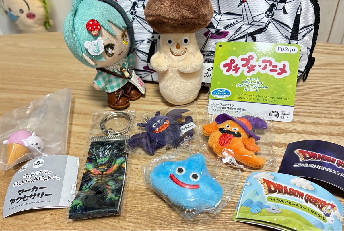 nuichi_11's tweet photo. ゲーセンにカペリート入荷したっぽいという噂を聞いてお出かけ

無事にお迎えできたけどあちこちのガチャガチャも見てたら思わぬ出費に😌

ドラクエのマスコットはももんじゃ、おおきづちが欲しかったけどラス3全部回して出なかったからしょうがない
タグキーホルダーは一発でネルゲル引けて大勝利！ https://t.co/jNpXgzlitu