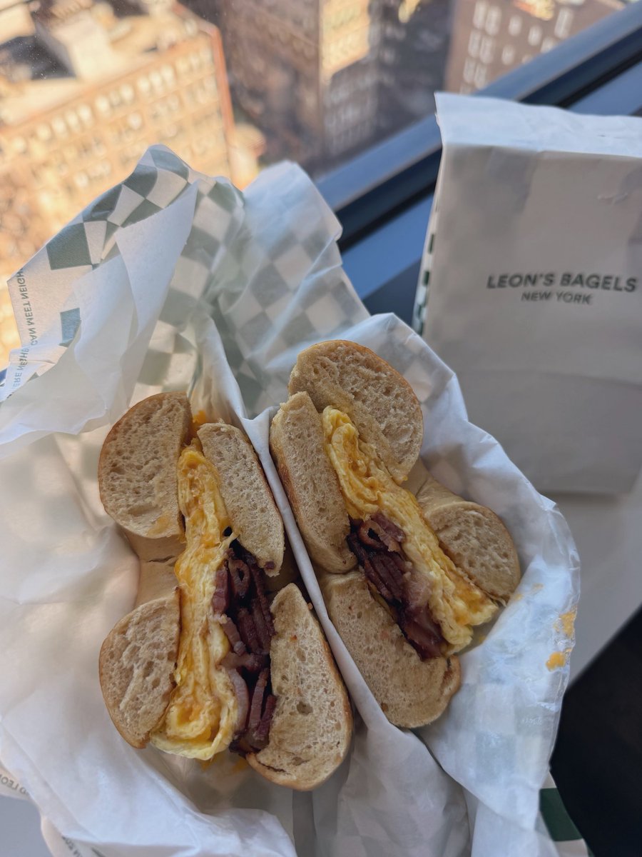 mrchoco_p's tweet photo. ニューヨーク満喫中2026 🤍

実はわたしも連続にベーグル食べてた！
Bacon Egg Cheese も食べた！ https://t.co/m0i9JRpcna