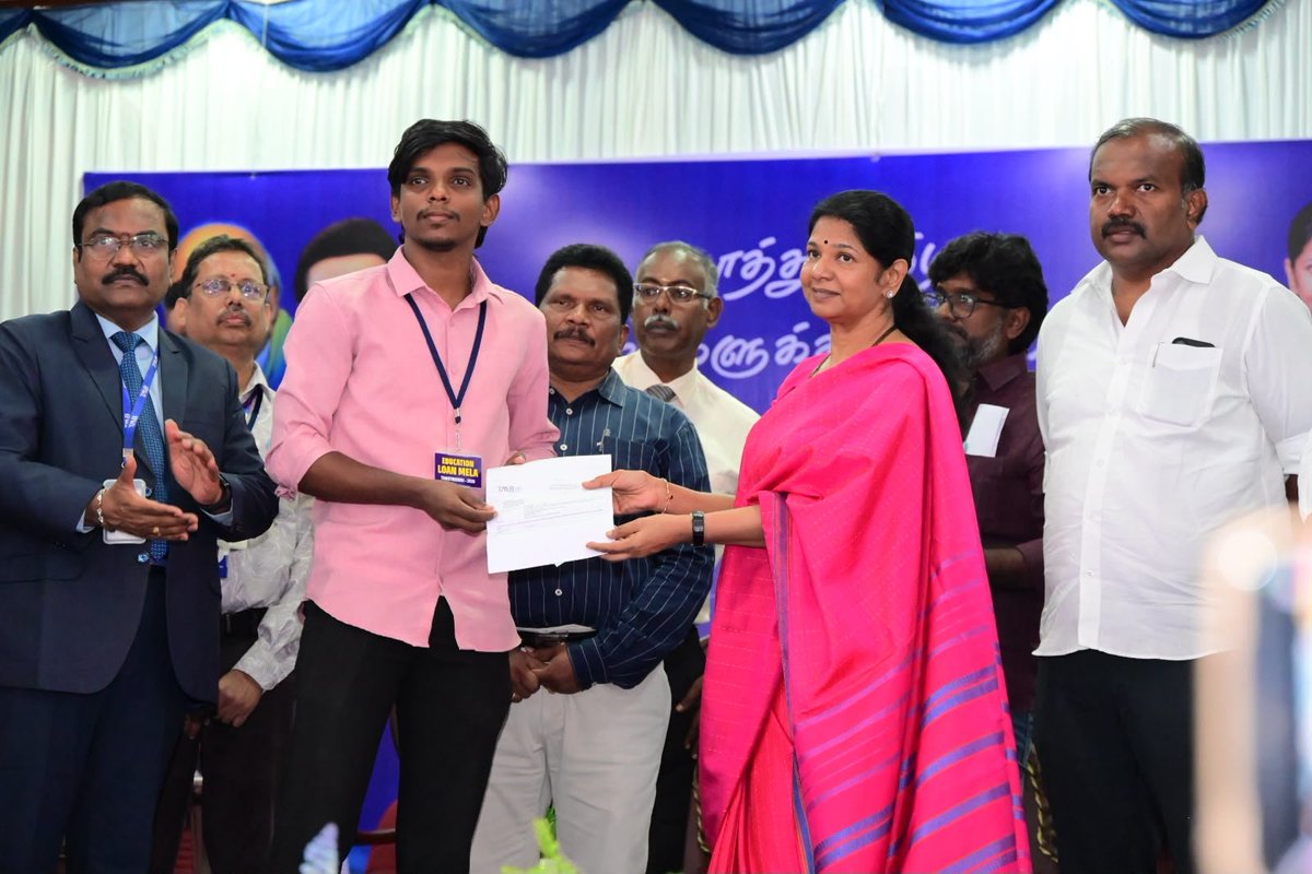 KanimozhiDMK's tweet photo. தூத்துக்குடி வ.உ.சி. கல்லூரி வளாகத்தில் இன்று நடைபெறும் கல்விக் கடன் முகாமை தொடங்கி வைத்தேன். தூத்துக்குடி மற்றும் சுற்றுவட்டார மாணவர்கள் தங்கள் உயர்கல்வி நிதித் தேவைக்கான கடன் வாய்ப்புகளைப் பற்றி அறியவும், தேவையுள்ள மாணவர்கள் பயனடையவும் இந்த முகாம் உதவிகரமாக அமையும். மாணவர்கள் அனைவரும் இதில் பங்கேற்றுப் பயன்பெறுமாறு கேட்டுக்கொள்கிறேன்.

முன்னாள் அமைச்சர் திருமிகு. @geethajeevandmk , முன்னாள் நாடாளுமன்ற ஊறுப்பினர் திரு. @mmabdulladmk , தூத்துக்குடி மேயர் திரு. @jeganperiyasami,   மாவட்ட வருவாய் அலுவலர் திரு. குரு சந்திரன், ஸ்டேட் பேங்க் மண்டல மேலாளர் திரு. மகேஷ் ,இந்தியன் ஓவர்சீஸ் வங்கி மண்டல மேலாளர் திரு. ஜெயந்த், தூத்துக்குடி மாவட்ட முன்னோடி  வங்கி மேலாளர் திரு. விநாயக மூர்த்தி, டிஎம்பி வங்கி பொது மேலாளர் திரு. ஆனந்த் கணேசன் உள்ளிட்டோர் உடன் பங்கேற்றனர்.