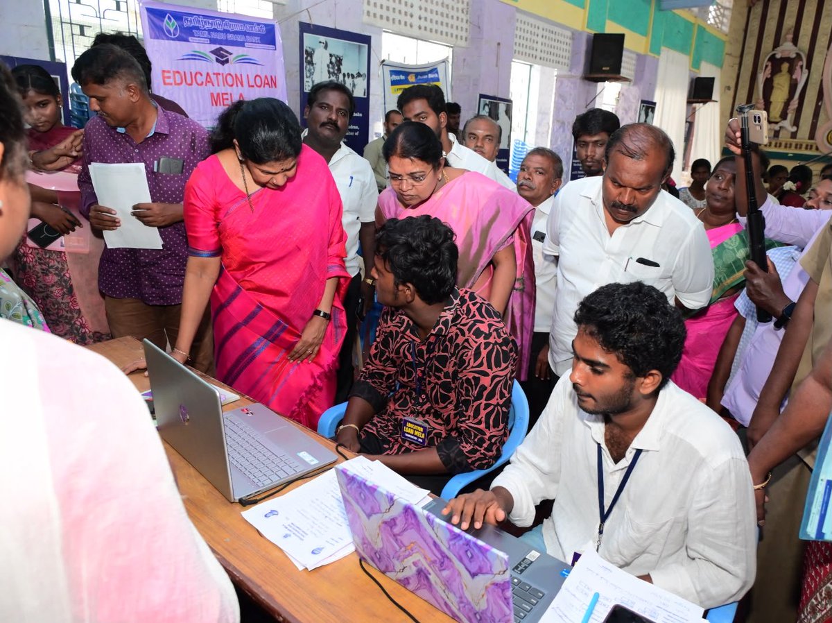 KanimozhiDMK's tweet photo. தூத்துக்குடி வ.உ.சி. கல்லூரி வளாகத்தில் இன்று நடைபெறும் கல்விக் கடன் முகாமை தொடங்கி வைத்தேன். தூத்துக்குடி மற்றும் சுற்றுவட்டார மாணவர்கள் தங்கள் உயர்கல்வி நிதித் தேவைக்கான கடன் வாய்ப்புகளைப் பற்றி அறியவும், தேவையுள்ள மாணவர்கள் பயனடையவும் இந்த முகாம் உதவிகரமாக அமையும். மாணவர்கள் அனைவரும் இதில் பங்கேற்றுப் பயன்பெறுமாறு கேட்டுக்கொள்கிறேன்.

முன்னாள் அமைச்சர் திருமிகு. @geethajeevandmk , முன்னாள் நாடாளுமன்ற ஊறுப்பினர் திரு. @mmabdulladmk , தூத்துக்குடி மேயர் திரு. @jeganperiyasami,   மாவட்ட வருவாய் அலுவலர் திரு. குரு சந்திரன், ஸ்டேட் பேங்க் மண்டல மேலாளர் திரு. மகேஷ் ,இந்தியன் ஓவர்சீஸ் வங்கி மண்டல மேலாளர் திரு. ஜெயந்த், தூத்துக்குடி மாவட்ட முன்னோடி  வங்கி மேலாளர் திரு. விநாயக மூர்த்தி, டிஎம்பி வங்கி பொது மேலாளர் திரு. ஆனந்த் கணேசன் உள்ளிட்டோர் உடன் பங்கேற்றனர்.