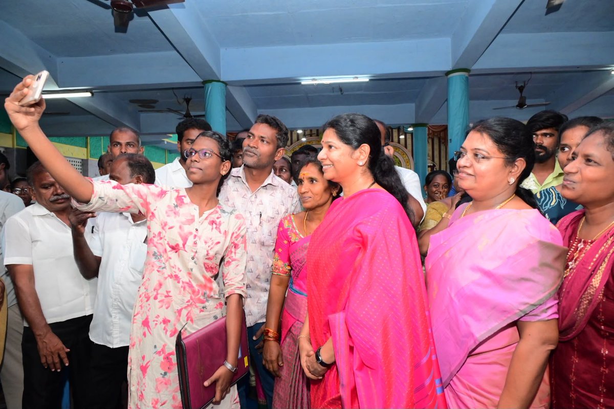 KanimozhiDMK's tweet photo. தூத்துக்குடி வ.உ.சி. கல்லூரி வளாகத்தில் இன்று நடைபெறும் கல்விக் கடன் முகாமை தொடங்கி வைத்தேன். தூத்துக்குடி மற்றும் சுற்றுவட்டார மாணவர்கள் தங்கள் உயர்கல்வி நிதித் தேவைக்கான கடன் வாய்ப்புகளைப் பற்றி அறியவும், தேவையுள்ள மாணவர்கள் பயனடையவும் இந்த முகாம் உதவிகரமாக அமையும். மாணவர்கள் அனைவரும் இதில் பங்கேற்றுப் பயன்பெறுமாறு கேட்டுக்கொள்கிறேன்.

முன்னாள் அமைச்சர் திருமிகு. @geethajeevandmk , முன்னாள் நாடாளுமன்ற ஊறுப்பினர் திரு. @mmabdulladmk , தூத்துக்குடி மேயர் திரு. @jeganperiyasami,   மாவட்ட வருவாய் அலுவலர் திரு. குரு சந்திரன், ஸ்டேட் பேங்க் மண்டல மேலாளர் திரு. மகேஷ் ,இந்தியன் ஓவர்சீஸ் வங்கி மண்டல மேலாளர் திரு. ஜெயந்த், தூத்துக்குடி மாவட்ட முன்னோடி  வங்கி மேலாளர் திரு. விநாயக மூர்த்தி, டிஎம்பி வங்கி பொது மேலாளர் திரு. ஆனந்த் கணேசன் உள்ளிட்டோர் உடன் பங்கேற்றனர்.