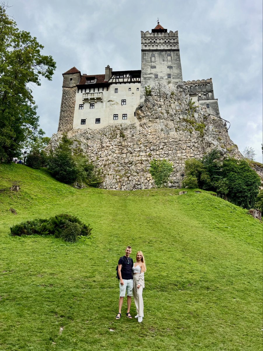 CLAUDIARUTHMIRA's tweet photo. Chyba najsłynniejszy zamek w Rumunii. Kolejna ulubiona atrakcja @damian_wax, ale największym hitem był nocleg z widokiem na Bran Castle. https://t.co/GnxXqdQ6vh