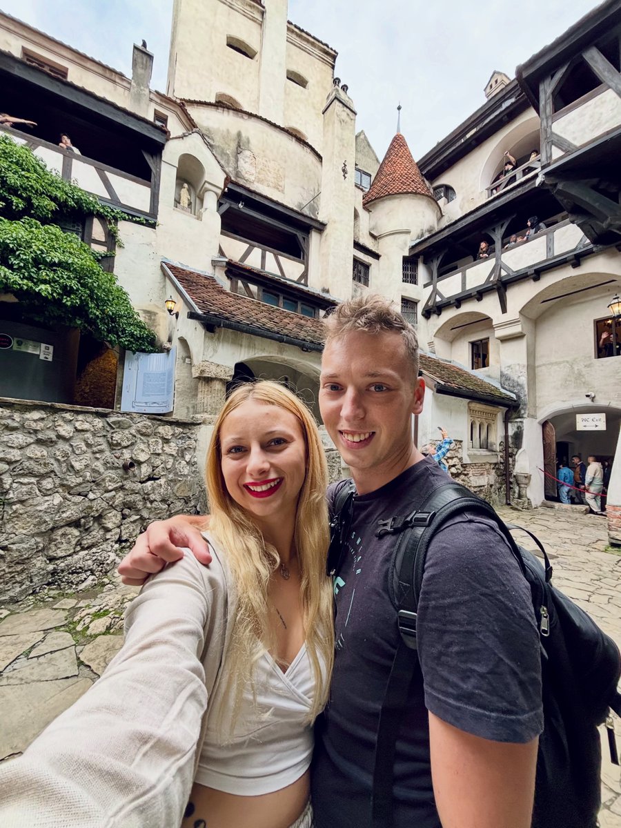 CLAUDIARUTHMIRA's tweet photo. Chyba najsłynniejszy zamek w Rumunii. Kolejna ulubiona atrakcja @damian_wax, ale największym hitem był nocleg z widokiem na Bran Castle. https://t.co/GnxXqdQ6vh