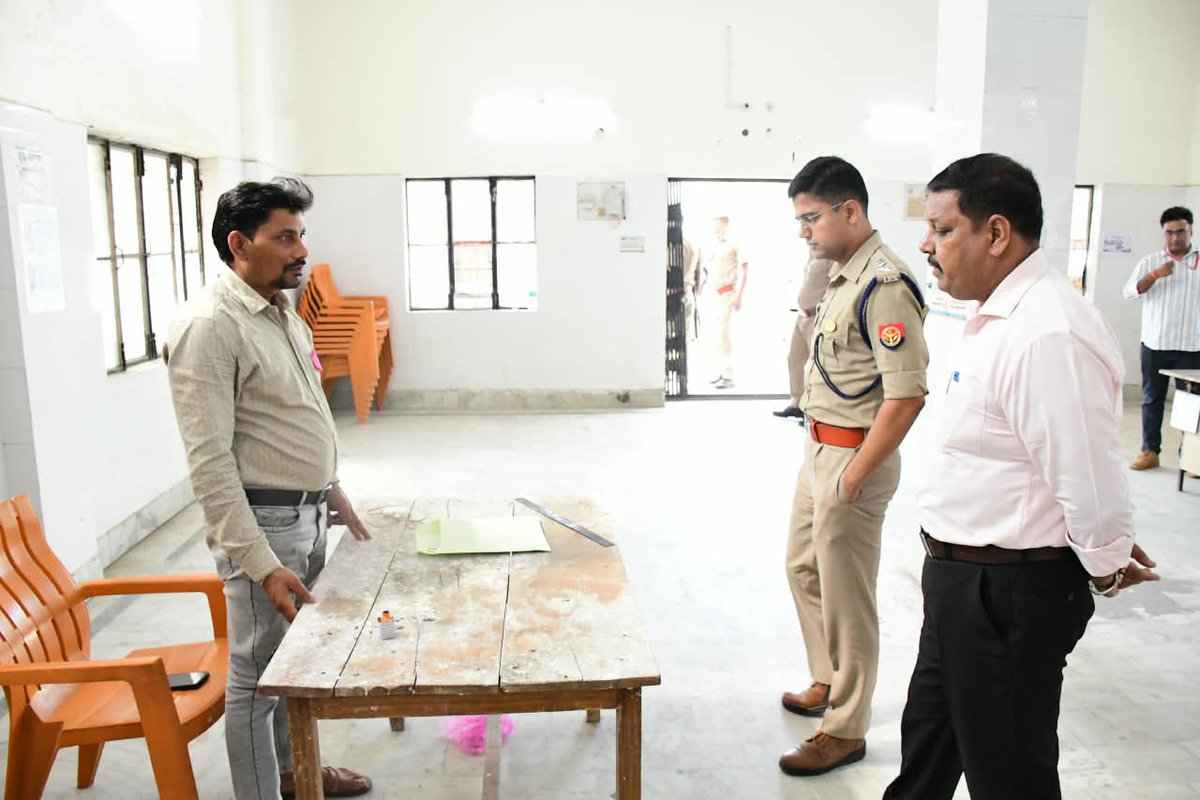 dm_kushinagar's tweet photo. आज पुलिस अधीक्षक के साथ गोरखपुर-फैजाबाद खंड शिक्षक निर्वाचन क्षेत्र के द्विवार्षिक निर्वाचन 2026 हेतु चल रहे मतदान को  शांतिपूर्ण, निष्पक्ष एवं निर्विघ्न संपन्न कराने के दृष्टिगत मतदेय स्थल ब्लॉक पडरौना, नगर पालिका परिषद पडरौना, ब्लॉक रामकोला एवं कप्तानगंज का निरीक्षण किया गया। मतदान कार्मिकों से कुल कितना मतदाता है,कितना मतदान हुआ तथा कितना प्रतिशत हुआ आदि जानकारी प्राप्त की गई। मतदान कार्मिकों को भारत निर्वाचन आयोग द्वारा निर्धारित गाईड लाइन के अनुसार चुनाव संपन्न कराने के निर्देश दिए गए।
@ChiefSecyUP @CMOfficeUP @UPGovt @InfoDeptUP
