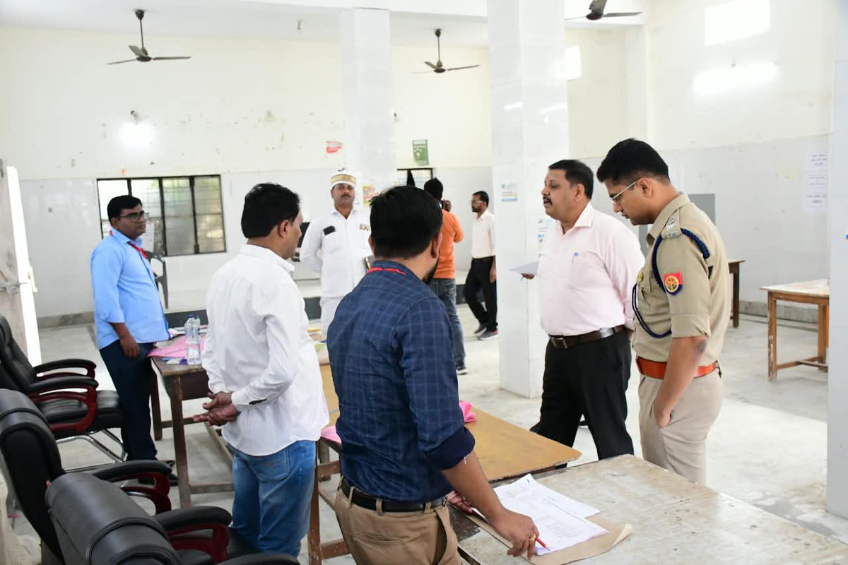 dm_kushinagar's tweet photo. आज पुलिस अधीक्षक के साथ गोरखपुर-फैजाबाद खंड शिक्षक निर्वाचन क्षेत्र के द्विवार्षिक निर्वाचन 2026 हेतु चल रहे मतदान को  शांतिपूर्ण, निष्पक्ष एवं निर्विघ्न संपन्न कराने के दृष्टिगत मतदेय स्थल ब्लॉक पडरौना, नगर पालिका परिषद पडरौना, ब्लॉक रामकोला एवं कप्तानगंज का निरीक्षण किया गया। मतदान कार्मिकों से कुल कितना मतदाता है,कितना मतदान हुआ तथा कितना प्रतिशत हुआ आदि जानकारी प्राप्त की गई। मतदान कार्मिकों को भारत निर्वाचन आयोग द्वारा निर्धारित गाईड लाइन के अनुसार चुनाव संपन्न कराने के निर्देश दिए गए।
@ChiefSecyUP @CMOfficeUP @UPGovt @InfoDeptUP