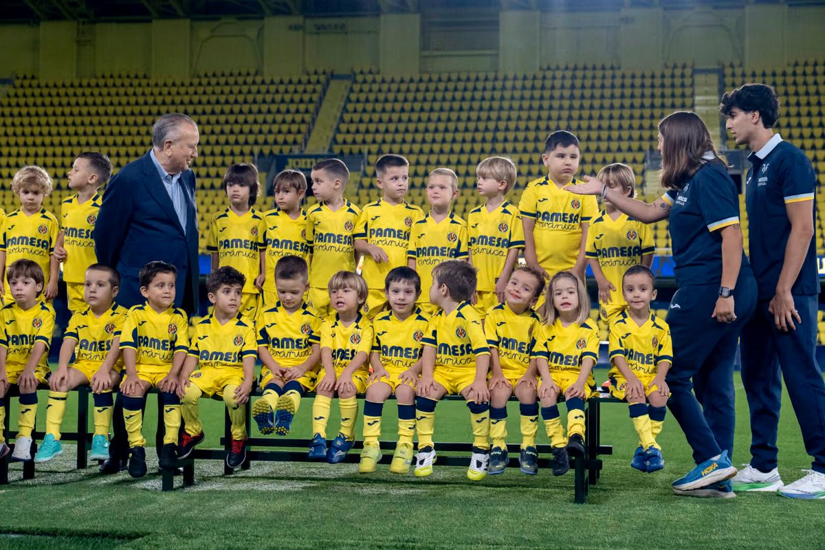 ValenciaBasecom's tweet photo. 900 jugadores y 200 técnicos en la presentación de la cantera del Villarreal CF
https://t.co/93TlmBickZ https://t.co/qhw8ajHwDx