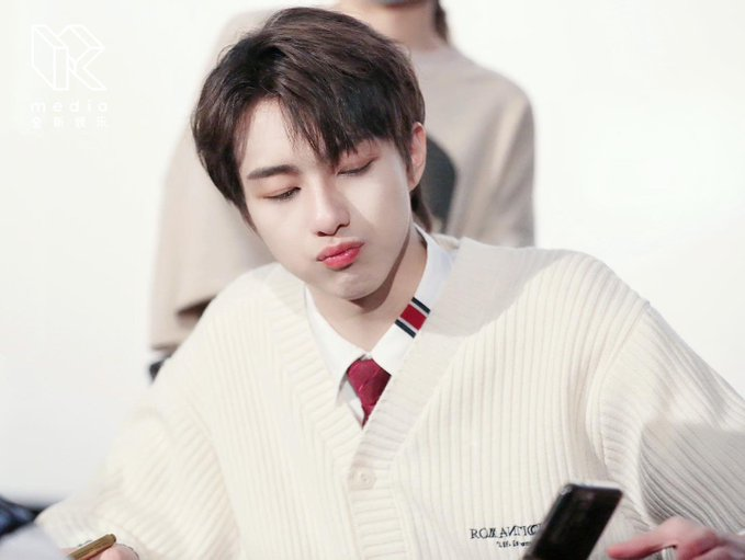 catnnrabbit's tweet photo. 누나랑 혼담 오갈때도 결혼식 생략하자고 해놓고 킹스턴이 누나 대신 결혼하겠다고 하니까 갑자기 식올리자고 회신온게 이상하긴 했는데... 이런 반응일줄 몰라서 우물거리니까 어쨌든 결혼반지는 해야 한다고 대뜸 킹스턴 손 붙잡고 왼손 약지에 반지 끼워주는데 이상하게 대공님 손이 쪼오금 떨림 https://t.co/PUgFSZ0BMR