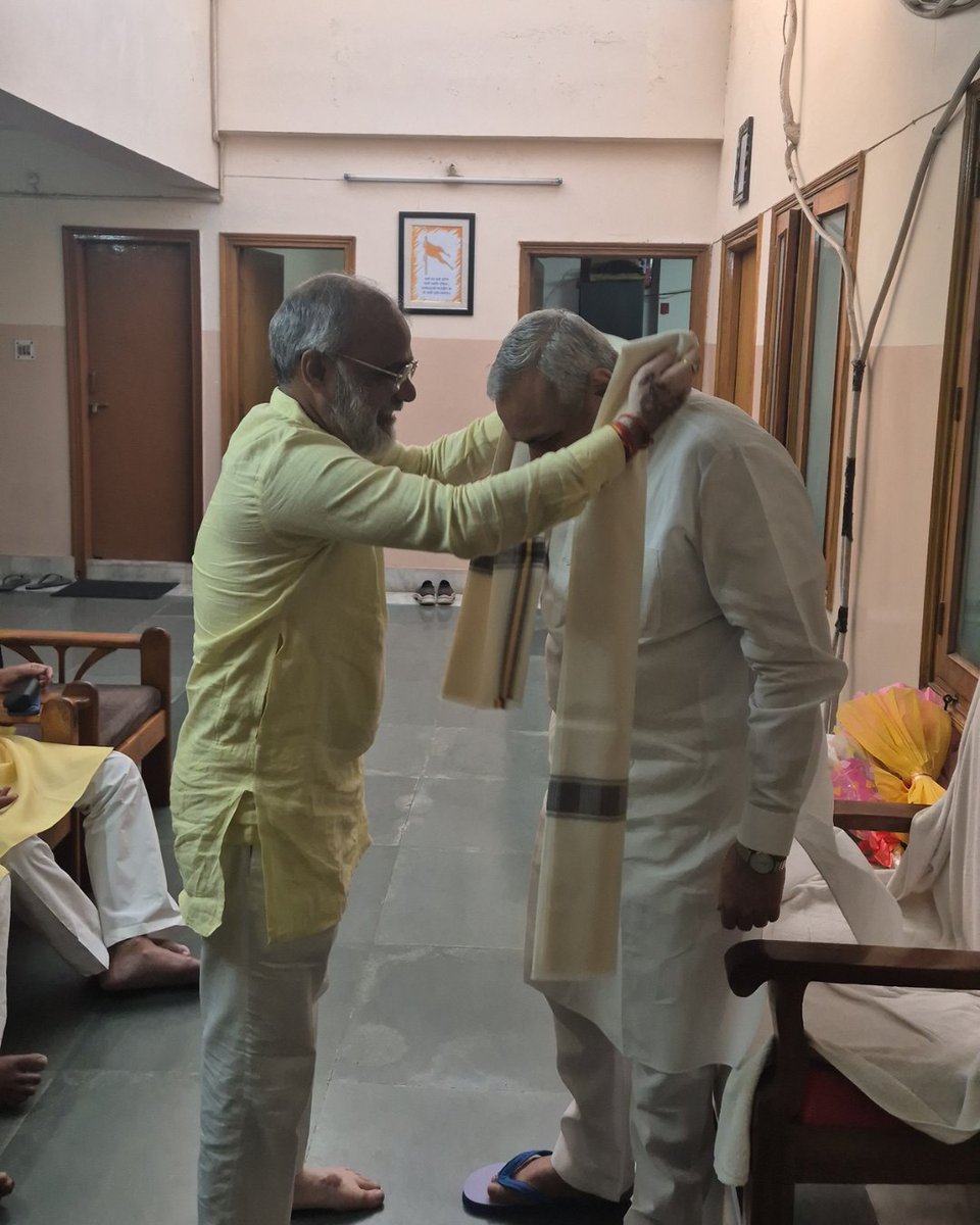 Shankar_Dubey18's tweet photo. कल भाजपा प्रदेश कार्यालय, राँची में भाजपा के राष्ट्रीय सह-संगठन महामंत्री एवं झारखंड, बिहार, छत्तीसगढ़, ओडिशा और पश्चिम बंगाल के प्रभारी आदरणीय श्री सौदान सिंह जी से मुलाकात कर अंगवस्त्र भेंट किया एवं उनका आशीर्वाद प्राप्त किया। 🙏🚩

इस आत्मीय भेंट के लिए हृदय से आभार। 🙏🌸 https://t.co/s3XlWOtzAE