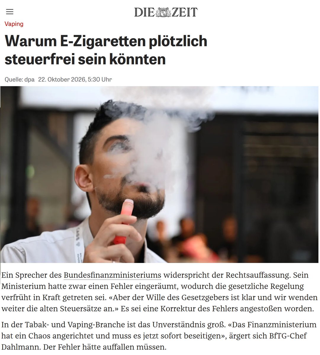SHomburg's tweet photo. Klingbeils Rapper hat die Tabaksteuer vorzeitig erhöht aber auch E-Zigaretten bis Jahresende versehentlich steuerfrei gestellt. Was bedeutet das für Verbraucher?

1. Steuerrecht ist Eingriffsrecht und unterliegt dem strikten Gesetzesvorbehalt. Da E-Zigaretten laut Bundesgesetzblatt bis Jahresende steuerfrei sind, muss Klingbeil auf diese Steuer verzichten.
2. Anders liegen die Dinge es bei der vorzeitigen Erhöhung: Eine Weisung an die Generalzolldirektion, die höhere Steuer vorerst nicht zu erheben, ist zwar rechtswidrig, aber mangels Beschwer unangreifbar.
3. Der Gesetztext enthält keine offenbare Unrichtigkeit (Druckfehler), sondern schwere materielle Fehler an mehreren Stellen, weil sich Klingbeil mit Dilettanten umgeben hat. Solche Fehler lassen sich nur durch ein neues Gesetz korrigieren. Weil die Brandmaurer unter sich sind, könnten sie aber auch einen illegalen Weg beschreiten und mit dem @BVerfG essen gehen.
4. Wer Banderolen für E-Vapes entfernt, begeht Steuerhinterziehung. Grund: Die Steuer ist bereits bei Entnahme aus dem Steuerlager entstanden.
5. Gerade erhalte ich die Anfrage, ob man steuerfrei größere Mengen importieren darf. Das geht im Prinzip. Bis 2019 hätte eine Klage gegen die Besteuerung auch 100% Erfolgsaussichten gehabt. Mit Corona wurde der Rechtsstaat allerdings abgewickelt, deshalb ist es eine Risikoentscheidung.

Link: https://t.co/0Ho5Acg791