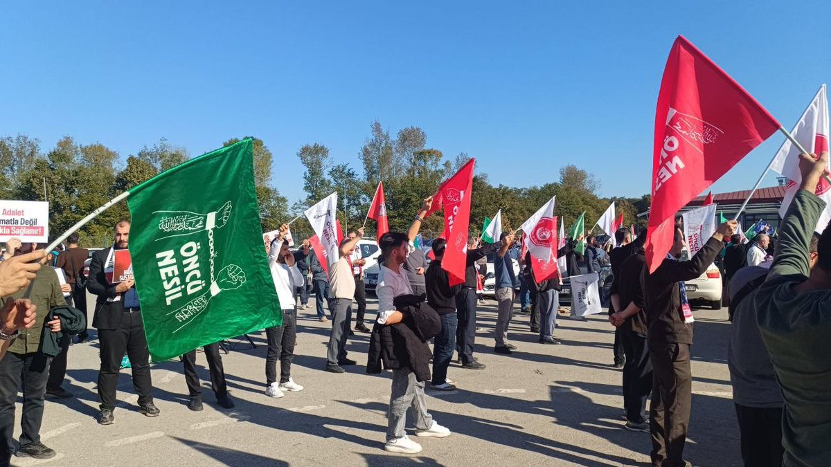 istanadolu3's tweet photo. SEMRA KUYTUL HOCAHANIM YALNIZ DEĞİLDİR!

Furkan Hareketi İstanbul Anadolu mensupları olarak Semra Kuytul Hocahanım’ın açık görüşü vesilesiyle ailesine destek olmak için Samsun Çarşamba Cezaevi önünde gerçekleşen adalet bekleyişine katıldık.

#YargıEliyleZulüm
#SemraKuytulaOzgürlük
#FurkanaSistematikZulüm