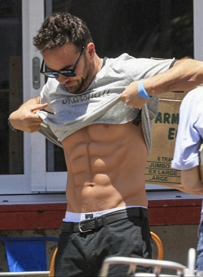 cutiesting's tweet photo. The confidence to lift his shirt and just show the abs like it’s normal. https://t.co/oJQwdqySh3