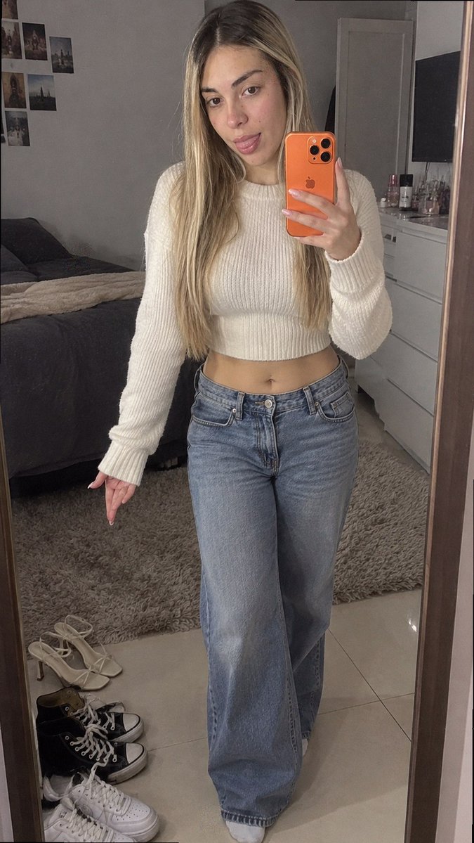 soph_barely53's tweet photo. this room has seen me try on three different moods and pick the softest one finally https://t.co/ue1nGXTtkB