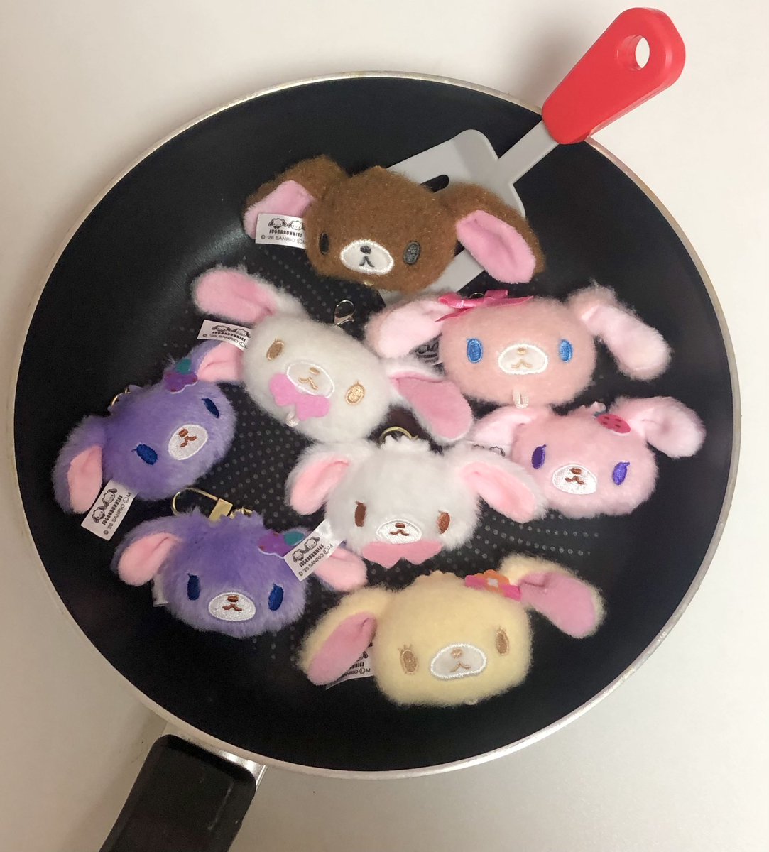 onyorem2's tweet photo. 굿즈사느라 거지돼서 얘네라도 구워먹어야함..🍳🐰 https://t.co/bAVaFgQ0e2